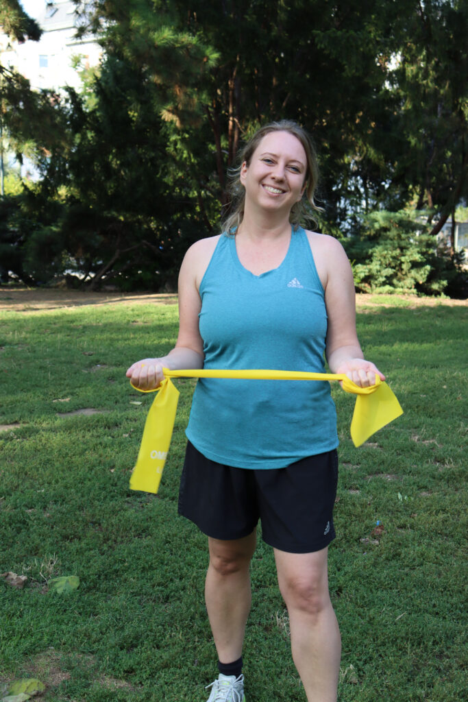 Trainerin Astrid Entlesberger, mit Theraband